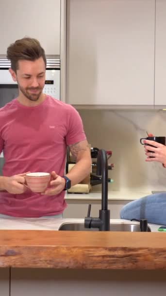 Mężczyzna Przygotowuje Kawę Dla Swojego Partnera Kuchni Rano — Wideo stockowe