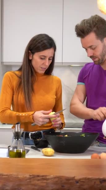 Casal Preparando Comida Saudável Uma Cozinha Doméstica Casa — Vídeo de Stock