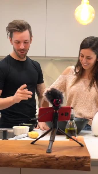 Pareja Vlogger Alimentos Haciendo Video Mientras Prepara Verduras Cocina — Vídeo de stock