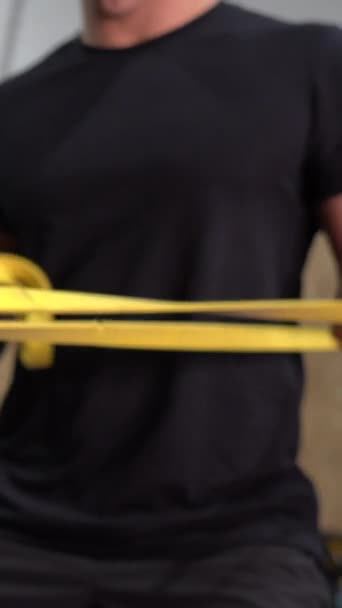 ゴムバンドを使用してジムで腕を切断されたトレーニングを施した認識できないZu Man — ストック動画