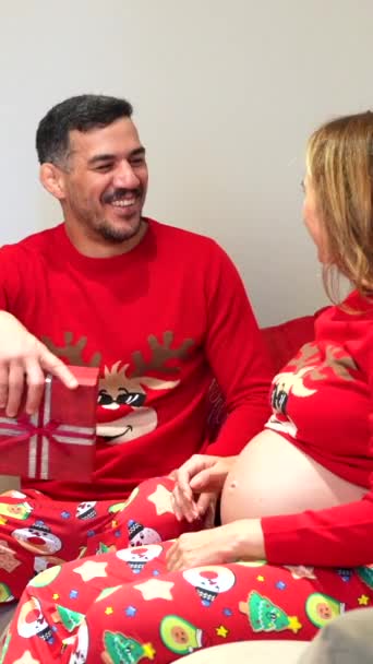Jovem Casal Sentado Sofá Com Decoração Natal Vermelho Roupas Namorado — Vídeo de Stock