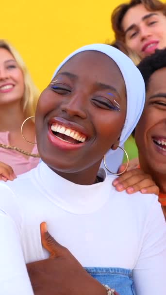 Afrykańska Kobieta Robi Selfie Różnymi Przyjaciółmi Różnych Grup Etnicznych Żółtym — Wideo stockowe