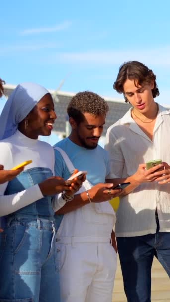 Vier Verschillende Vrienden Die Samen Mobiele Telefoon Gebruiken — Stockvideo