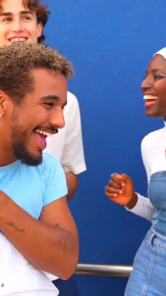 Счастливые Люди Разноцветной Одежде Танцуют Вместе — стоковое видео
