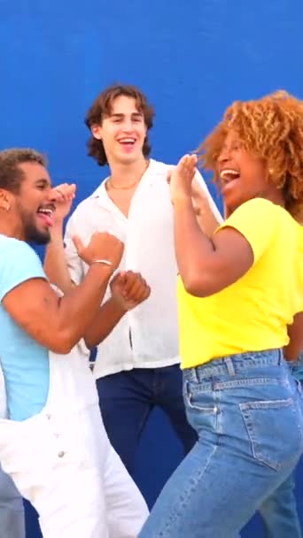 Група Багатоетнічних Молодих Людей Танцюють Разом Відкритому Повітрі — стокове відео