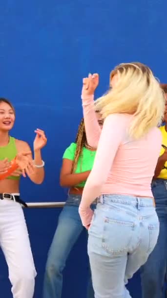 Gruppe Verschiedener Ethnien Tanzt Eine Gemeinsame Choreographie — Stockvideo