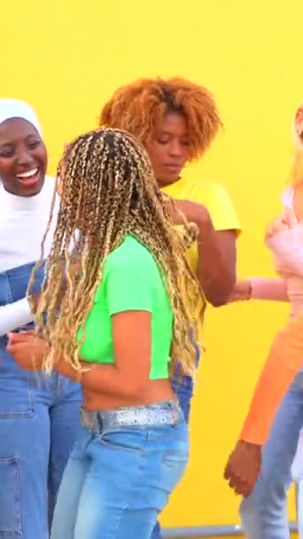 Szczęśliwi Afrykańscy Przyjaciele Machają Ręką Uśmiechając Się Zewnątrz — Wideo stockowe