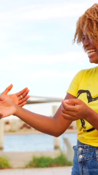 快乐的非洲朋友一边在户外微笑一边挥手 — 图库视频影像