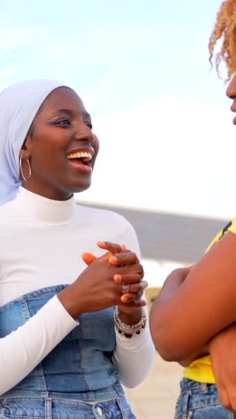 Afrikaanse Vrouwelijke Vrienden Staan Samen Glimlachen Camera — Stockvideo