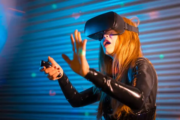 Şaşkın bir kadın neon ışıkları olan kentsel bir gece mekanında VR gözlükleri kullanarak hayati bir deneyime daldı