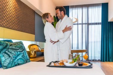 Romantik bir sabah, lüks bir otelde kahvaltı ederken.