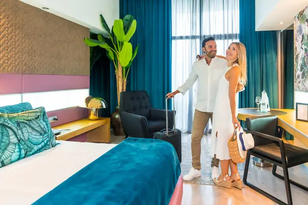 Gelukkig Paar Met Bagage Omarmen Tijdens Aankomst Een Luxe Hotelkamer — Stockfoto