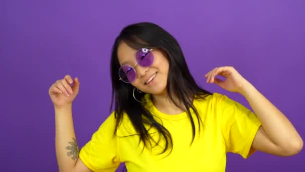 Studiofoto Mit Lila Hintergrund Einer Chinesin Mit Sonnenbrille Die Tanzt — Stockvideo