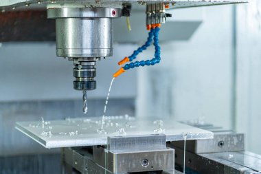 CNC değirmen makinesi küf parçalarını top değirmeni aracıyla kesiyor