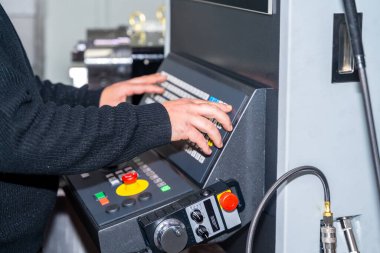 Cnc Endüstrisindeki endüstriyel işçi kontrol panelinin yakın çekimleri.