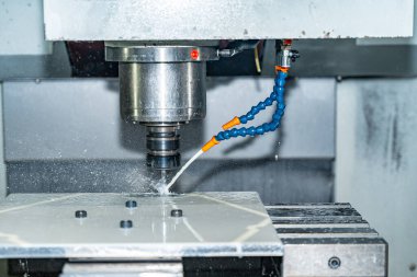 Kalıbı kesmek için sıvıyı kullanan bir değirmenleme cnc makinesinin yakın plan görüntüsü