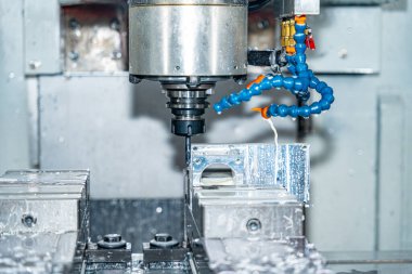 Cnc modern bir fabrikada kirli bir cnc değirmen makinesine yakın çekim