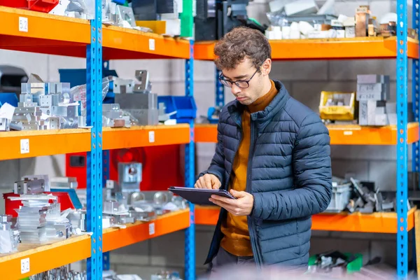 Jovem Engenheiro Masculino Concentrado Usando Tablet Armazém Uma Fábrica Cnc — Fotografia de Stock