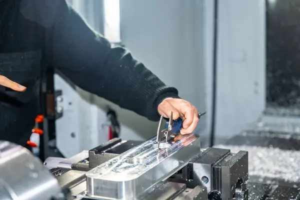 Cnc現代工場のアセンブリ部品の寸法を測定するために研修会でキャリパーを使用する専門エンジニア — ストック写真
