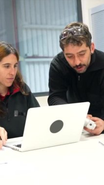 Ofiste dizüstü bilgisayarla çalışan bir endüstrinin mühendisleri. Ofiste dizüstü bilgisayarla çalışan modern bir sanayinin yüksek kaliteli sahne mühendisleri.