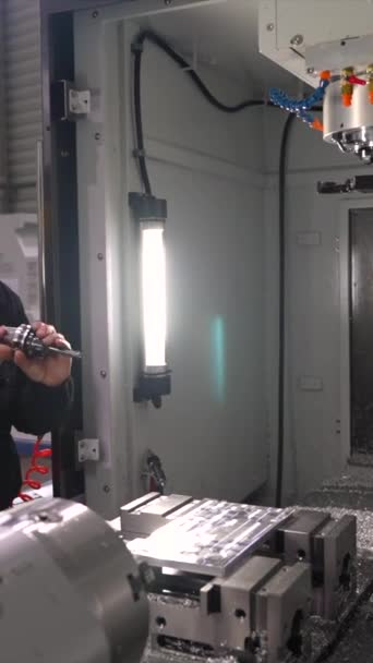 Pracownik Fizyczny Umieszczający Tokarkę Frezarce Nowoczesnej Fabryce Cnc — Wideo stockowe