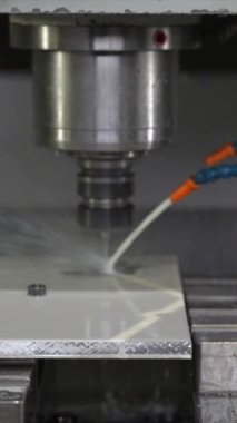 Küf kesen bir cnc modern değirmen makinesine yakın plan