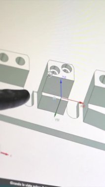 Cnc modern bir fabrikada metal parçası modeli olan bilgisayar ekranı