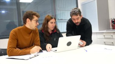 Ofiste dizüstü bilgisayarla çalışan bir endüstrinin mühendisleri. Ofiste dizüstü bilgisayarla çalışan modern bir sanayinin yüksek kaliteli sahne mühendisleri.