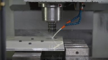 Küf kesen bir cnc modern değirmen makinesine yakın plan