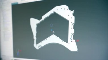 Mühendisler, modern bir fabrikanın bilgisayarında metal bir parça tasarlıyorlar.
