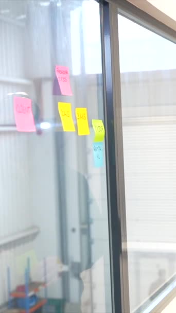 Equipe Trabalho Engenheiros Cnc Usando Notas Durante Uma Brainstorming Uma — Vídeo de Stock