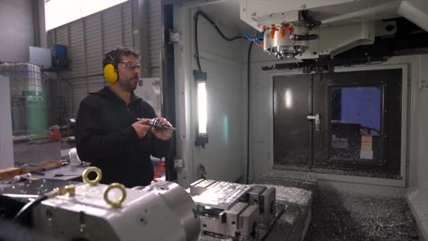 Cnc現代工場でフライス盤に旋盤を置く手動労働者 — ストック動画