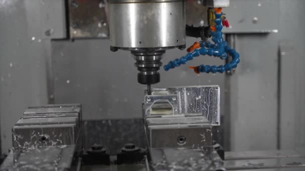近代的な工場で型を掘削するCncフライス盤 — ストック動画