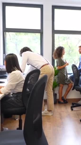 Grupo Compañeros Trabajo Multiétnicos Que Usan Computadora Juntos Sonríen Mirando — Vídeo de stock