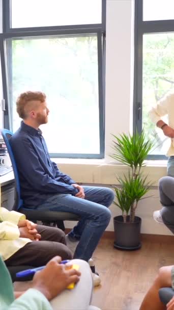 Mann Bei Einem Treffen Mit Multiethnischen Jugendlichen Einem Coworking — Stockvideo