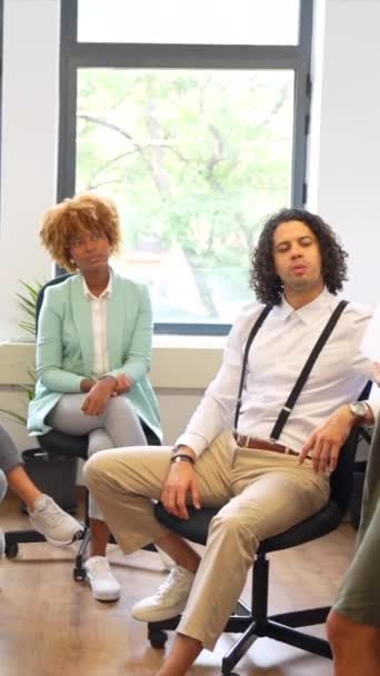 Frau Berät Einen Afrikanischen Kollegen Während Eines Meetings Einem Coworking — Stockvideo