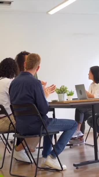Gutes Umfeld Bei Einem Coworking Meeting Mit Jungen Und Multiethnischen — Stockvideo