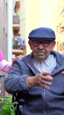 Yaşlı insanlar ve hemşireler şehir bahçesinde yaşlılar