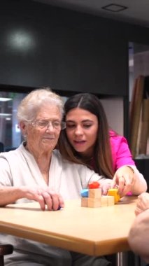Huzurevinde yaşlılar ve hemşire yeteneklerini paylaşıyorlar.
