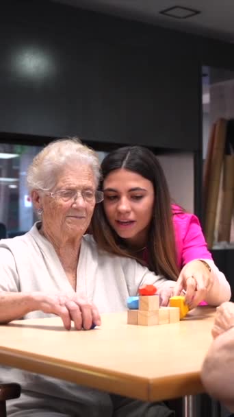 Пожилые Люди Медсестра Доме Престарелых Обмен Навыками Игры — стоковое видео
