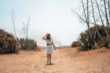 İspanya, Cabo de Gata 'da kum tepeleri arasında duran bir kadın.