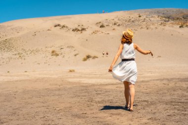 İspanya, Cabo de Gata 'da kurak bir arazide yürüyen bir kadının arka görüntüsü