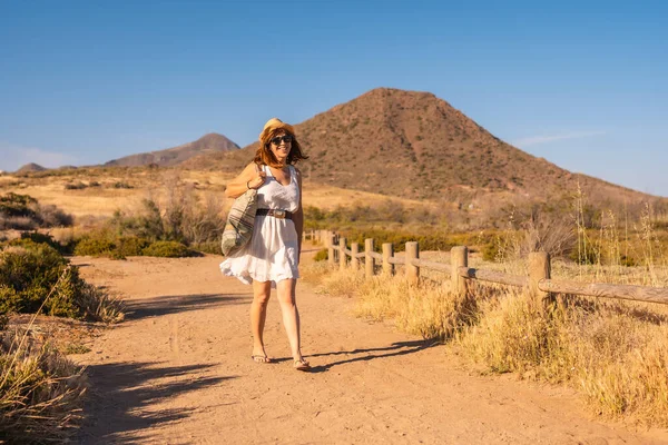 İspanya 'da Cabo de Gata' da yaz kıyafetleriyle parkta yürüyen bir kadın.