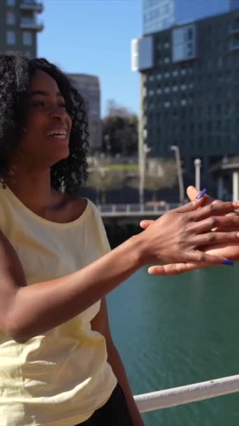 年轻的非洲裔美国妇女在城市 生活方式的概念朋友 来自同事的问候 — 图库视频影像