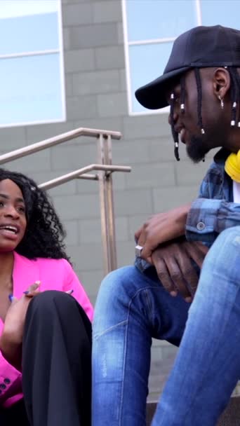 Νεαρές Αφροαμερικανές Γυναίκες Στην Πόλη Τρόπος Ζωής Φίλων Κάθονται Και — Αρχείο Βίντεο