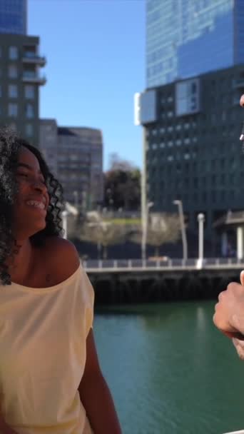 Şehirdeki Genç Afrikalı Amerikalı Kadınlar Yaşam Tarzı Arkadaş Kavramı Güneşli — Stok video