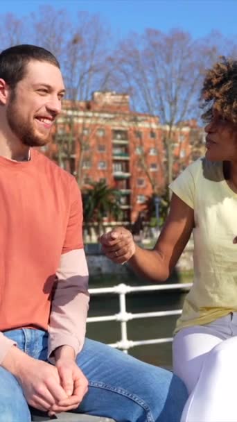 Multiracial Couple City Street Lifestyle Sitting Smiling Talking Vacation — Stockvideo