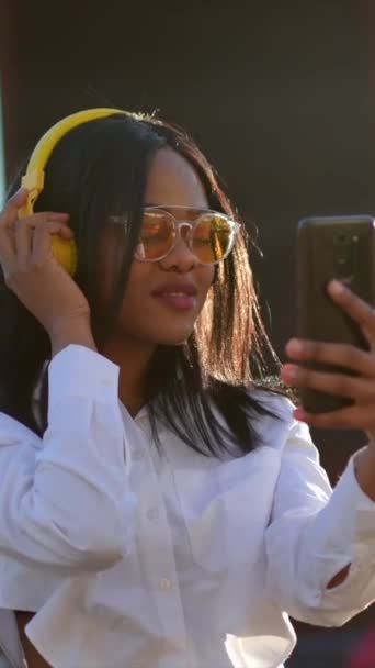 Африканська Американка Слухає Музику Навушниками Заході Сонця Місті — стокове відео