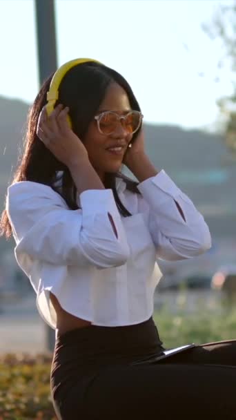Afro Amerikaanse Vrouw Luisteren Naar Muziek Met Koptelefoon Bij Zonsondergang — Stockvideo