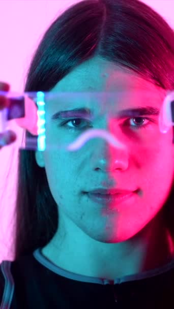 Futuristische Studio Portret Met Neon Lichten Van Een Androgyne Persoon — Stockvideo